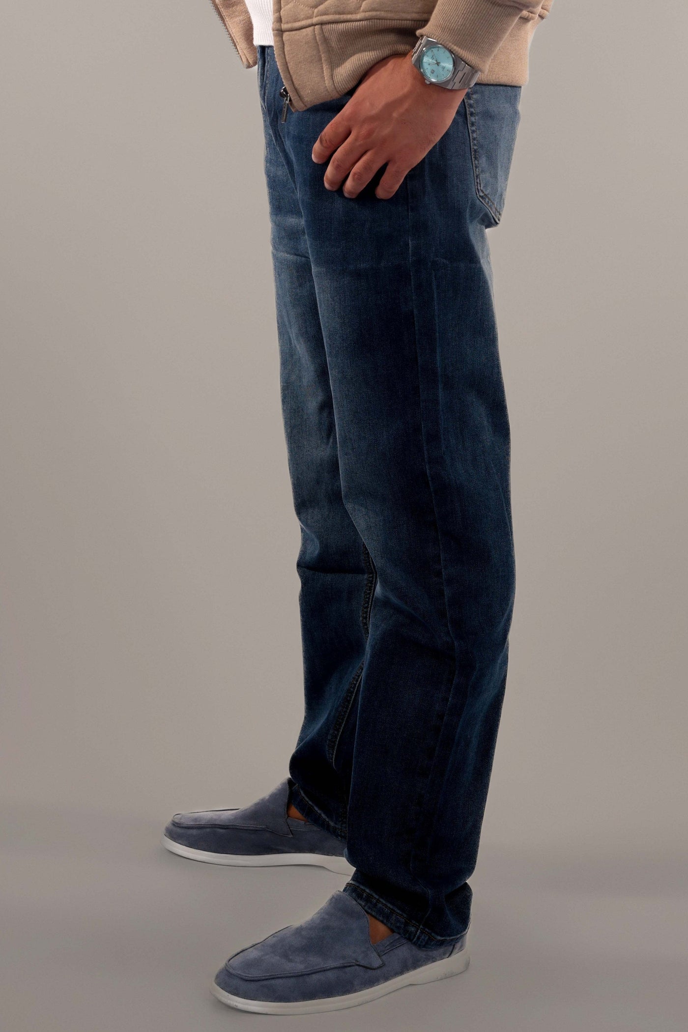 Männer-Model-trägt-dunkelblaue-Jeans-stehend-in-Seitenansicht-modernes-und-lässiges-Design