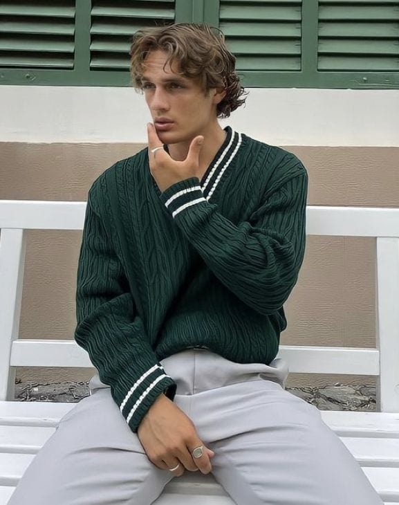 Grüner Herrenstrickpullover-mit-weißen-treifen-im-Vintage-inspirierten-Design