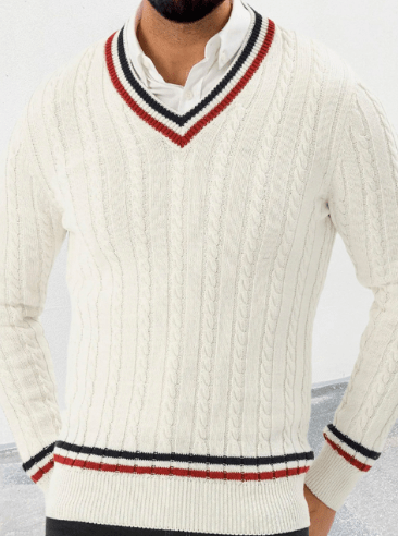 herren-weisses-zopfstrickpullover-mit-v-ausschnitt-elegantes-und-klassisches-design-modell-trägt-stilvoll