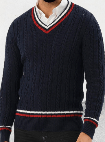 herren-blau-zopfstrickpullover-mit-v-ausschnitt-elegantes-und-klassisches-design-modell-trägt-stilvoll