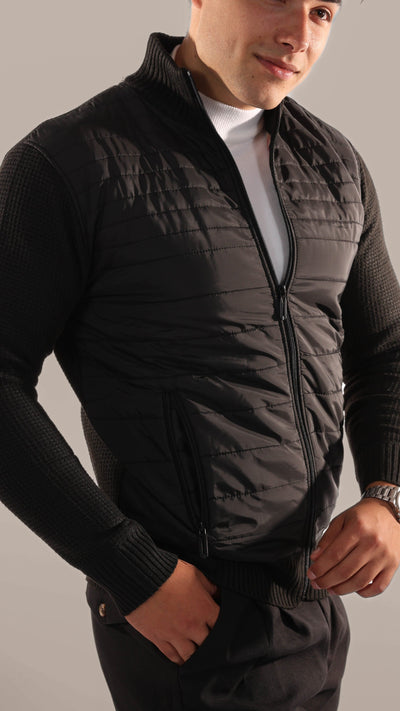 Herren-Modell-trägt-schwarze-Lederjacke-steht-im-Seitenprofil-elegantes-und-lässiges-Design