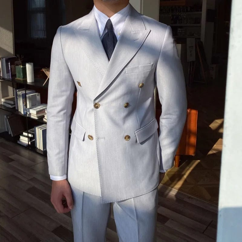 herren-schwarz-doppelreihiger-anzug-modell-zeigt-klassisches-design-mit-goldknöpfen