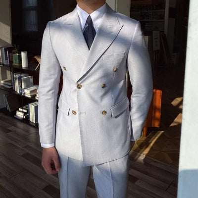 herren-schwarz-doppelreihiger-anzug-modell-zeigt-klassisches-design-mit-goldknöpfen
