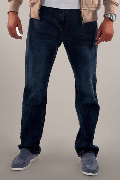 Herren-Modell-trägt-dunkelblaue-Jeans-steht-in-vorderer-Ansicht-modern-und-lässiges-Design