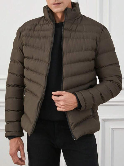 Herren-braune-Pufferjacke-mit-hohem-Kragen-und-steppdesign