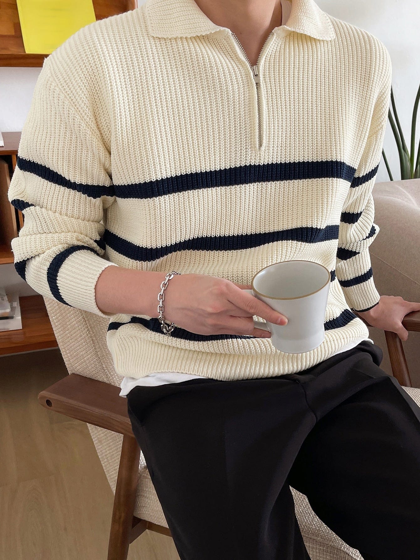 Herren-langärmliger-Cremefarbener-Strickpullover-mit-Reißverschlusskragen-und-Marineblauen-Streifen-sportlich-elegant.