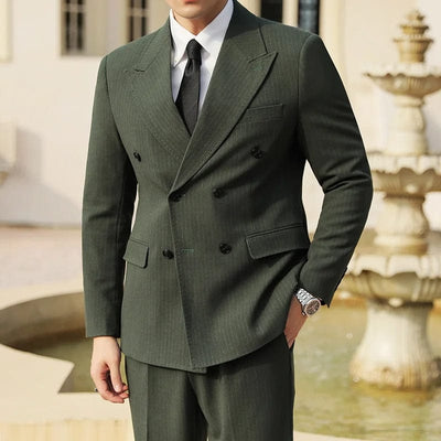 herren-dunkelgrünes-doppelreihiges-anzugjacke-geschlossen-modell-steht
