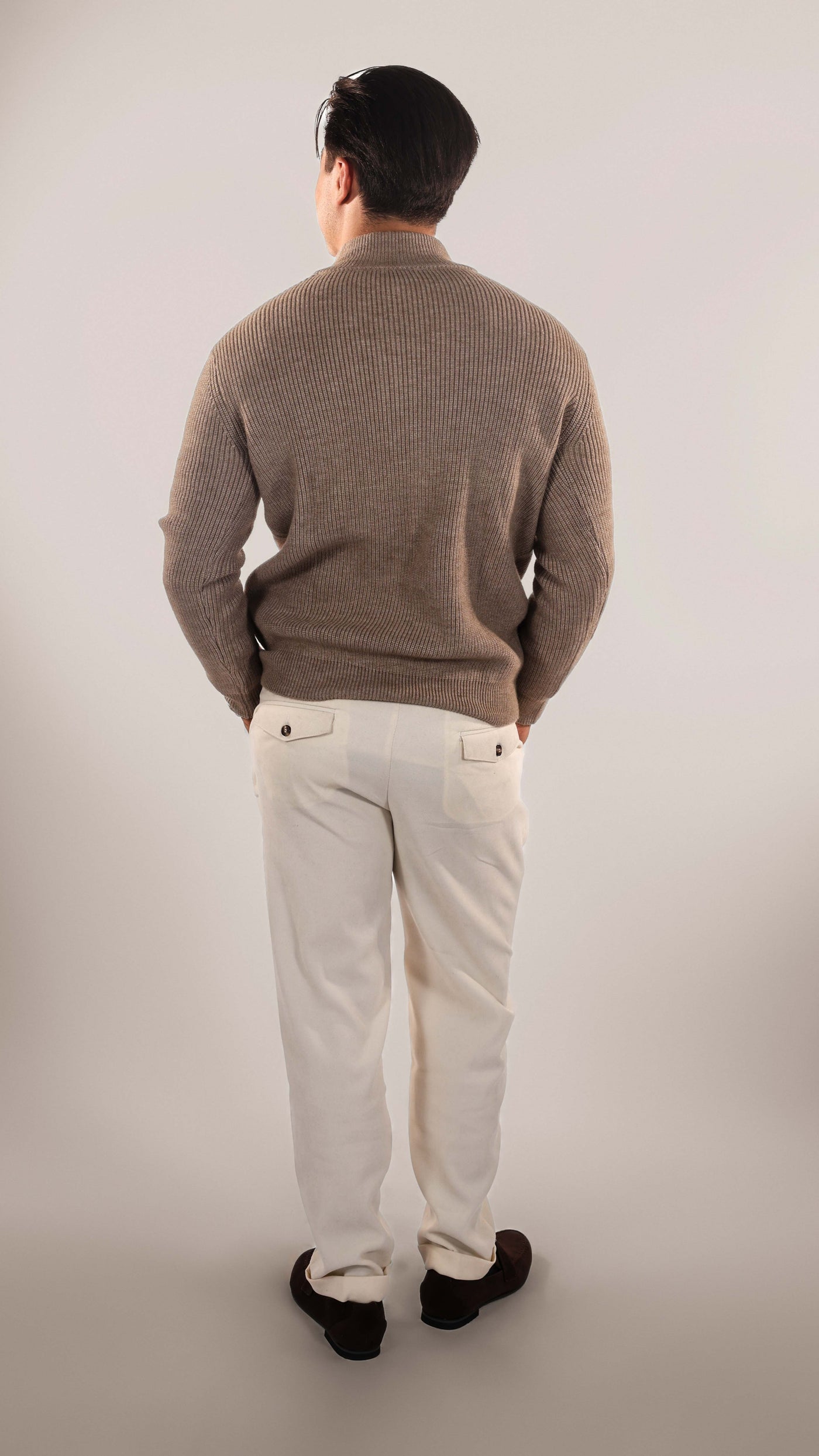 Männer-Model-trägt-beigefarbenen-Strickpullover-Rückansicht-mit-Reißverschluss-elegantes-und-gemütliches-Design