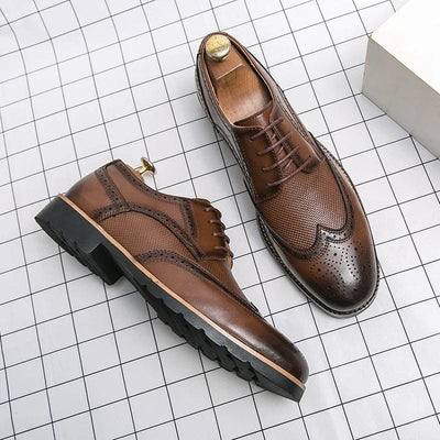 braun-Brogues-mit-Perforationsmuster-und-kontrastierender-Sohle-elegantes-und-klassisches-Design