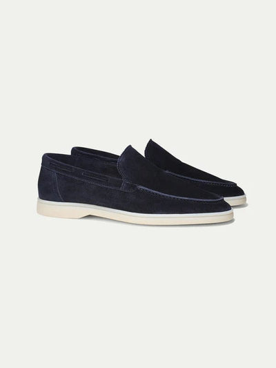 Herren-marineblaue-Suede-Loafers-mit-eleganter-weißer-Sohle-und-vielseitigem-Design-für-einen-stilvollen-Auftritt