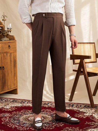 Herren-braune-weite-hoch-taillierte-hose-mit-vintage-look-und-eleganter-faltennaht