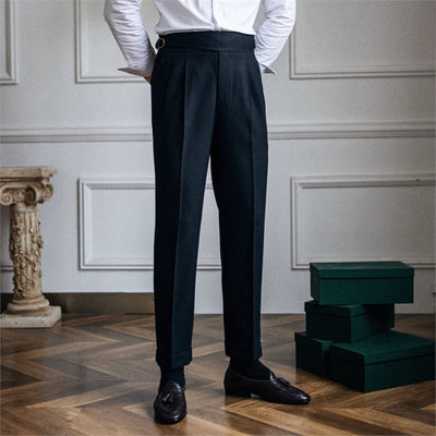 Das-Herrenmodell-trägt-eine-schwarze -Hose-mit-hohem-Bund-elegantem-und-klassischem-Design