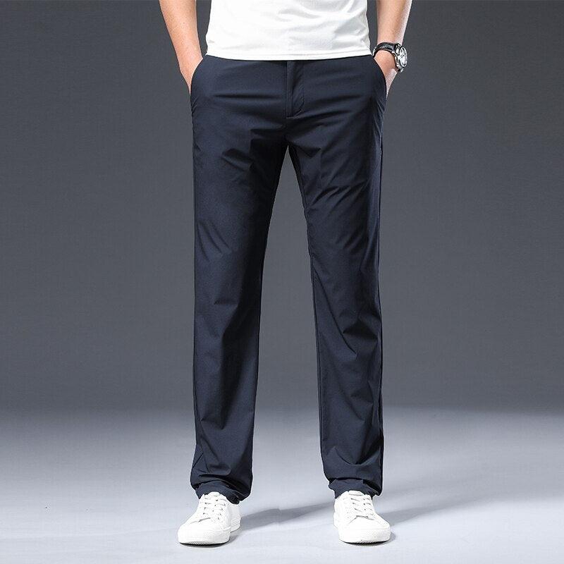 Elegante-gerade-geschnittene-Herrenhose-in-Blau-mit-schmalem-Bund