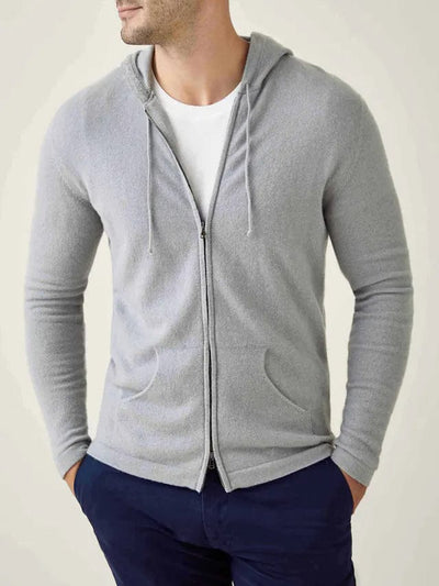 Herr-in-dunkelblauem-Reißverschluss-Pullover-entspannter-Look