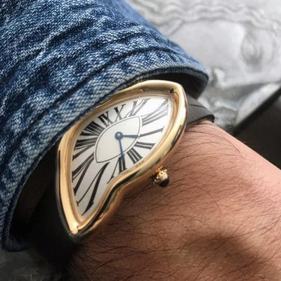 luxuriöse-verzerrte-uhr-mit-römischen-ziffern-avantgardistisches-design-und-elegante-handwerkskunst