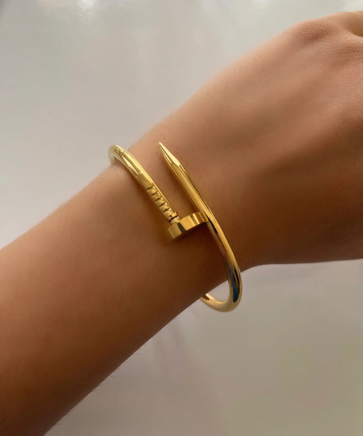 goldenes-edelstahl-armband-im-nagel-design-modell-verströmt-zeitlose-unterkühlte-eleganz