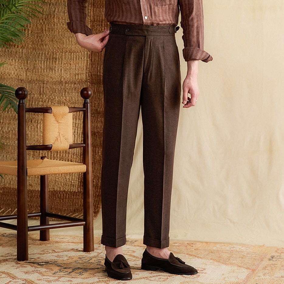 Herren-braune-hoch-taillierte-hose-mit-vintage-look-und-eleganter-faltennaht