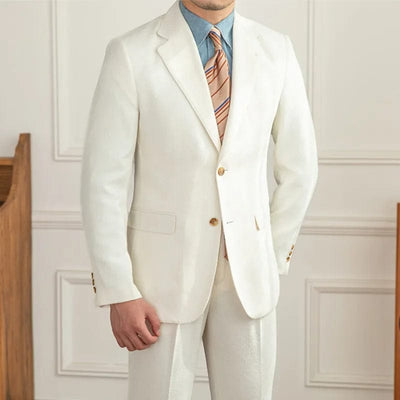 herren-weisser-leinen-blazer-goldene-knöpfe-modell-steht-vorne-innenbereich