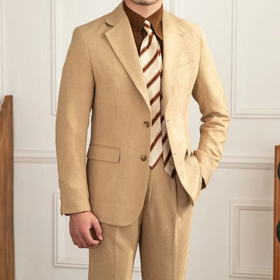 herren-schwarzes-doppelreiher-jackett-mit-goldenen-knöpfen-modell-steht
