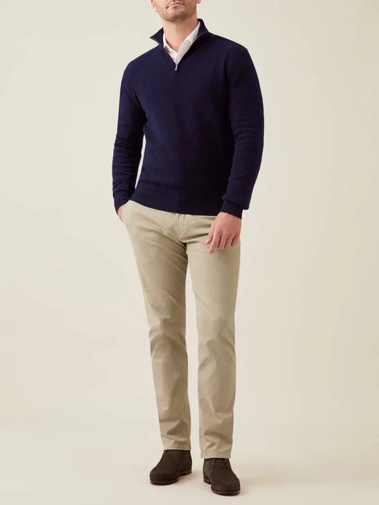 Herren-Atlantikblau-Halbzip-Pullover-mit-gerippten-Details-und-elegantem-Design.