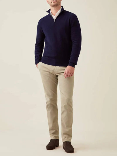 Herren-Atlantikblau-Halbzip-Pullover-mit-gerippten-Details-und-elegantem-Design.