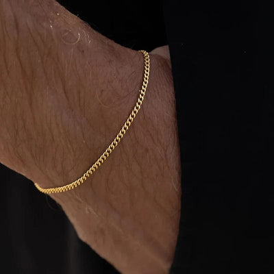 Hochwertiges goldfarbenes Herrenarmband – stilvolles Accessoire für jeden Anlass.