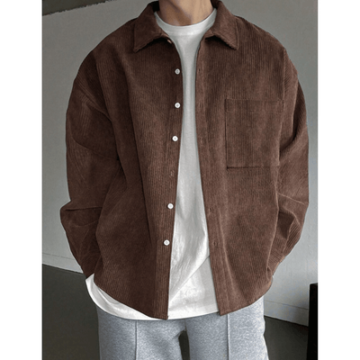 einfarbiges-cordhemd-mit-taschen-für-einen-modernen-look