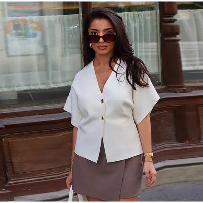 Marco Marino™ vielseitige Zwei-Knopf-Bluse für Damen, die einen Relaxed Fit und modernen Stil für den täglichen Gebrauch bietet.