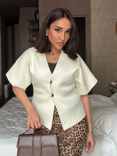 Marco Marino™ vielseitige Zwei-Knopf-Bluse für Damen, die einen Relaxed Fit und modernen Stil für den täglichen Gebrauch bietet.