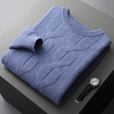 hellblauer-kaschmirpullover-mit-kabelstrickmuster-elegant-gefaltet-auf-einem-grauen-hintergrund-neben-einer-schwarzen-uhr